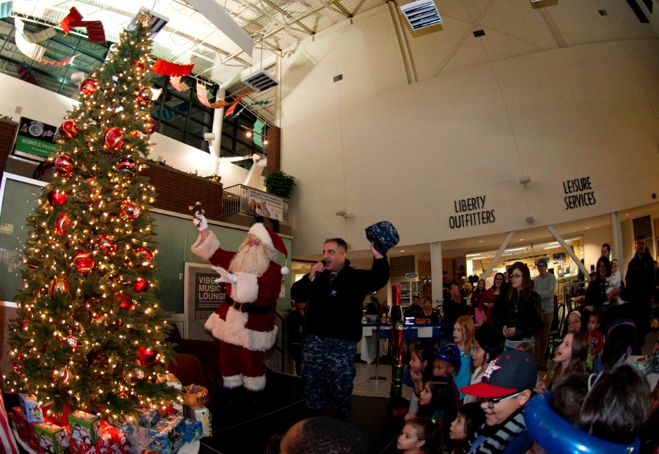 Holiday celebration 141204-N-MM360-074