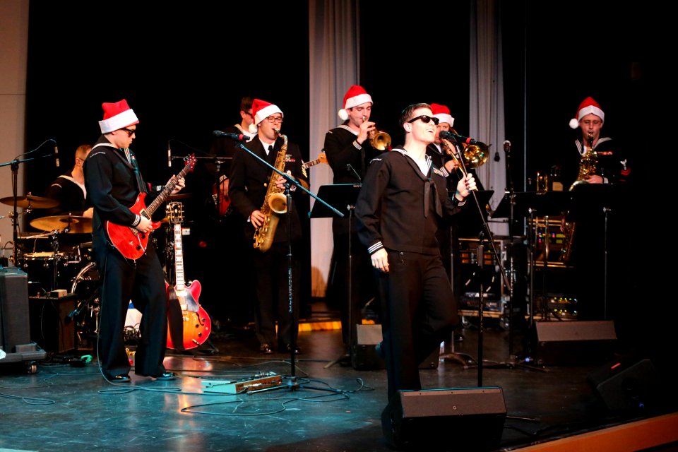 Holiday concert 141214-N-DC740-072