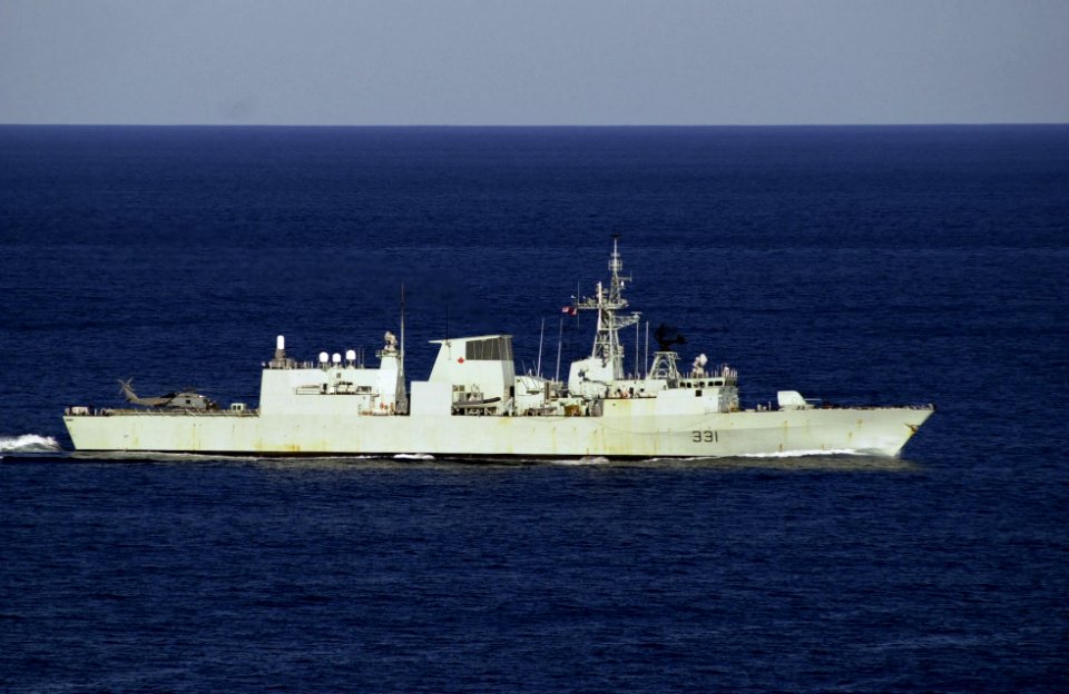 HMCS Vancouver (FFH 331) off Australia 2001