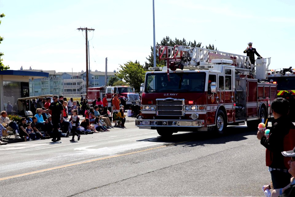 Holland Happening Parade 160430-N-DC740-008