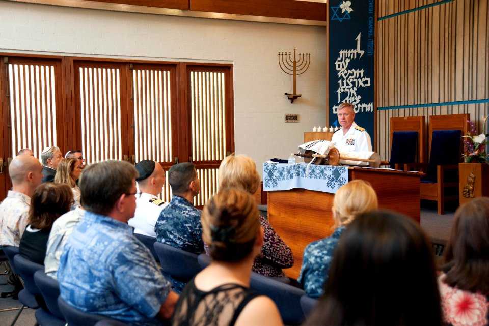 Holocaust Remembrance Day 150416-N-WC566-057