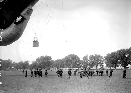 Hochlassen des Fesselballons an einem Seil - CH-BAR - 3238627