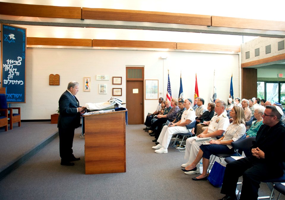 Holocaust Remembrance Day 150416-N-WC566-028