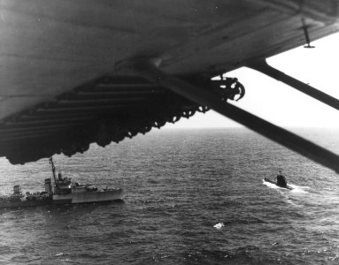 HMS Malcolm (I19) receiving the surrender of the German submarine U-541 in the Atlantic Ocean on 11 May 1945 (80-G-319661)