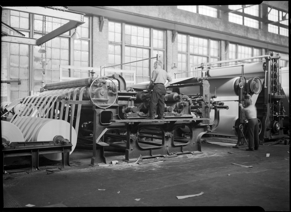 Holyoke, Massachusetts - Paper. American Writing Paper Co. Cylinder machine (making matchboard). - NARA - 518333