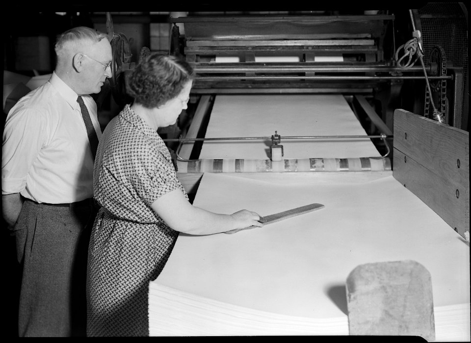 Holyoke, Massachusetts - Paper. American Writing Paper Co. Finley Cutter. - NARA - 518339