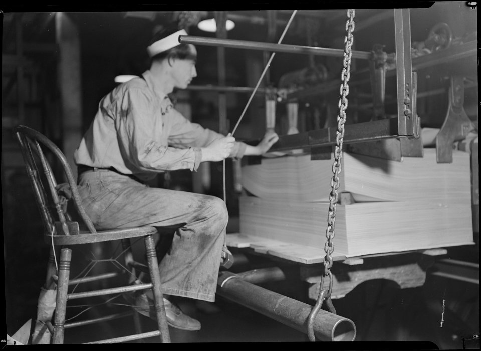 Holyoke, Massachusetts - Paper. William Skinner and Sons. Single (Finley) cutter. - NARA - 518325