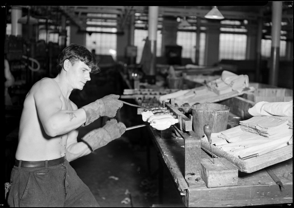 Holyoke, Massachusetts - Paragon Rubber Co. amd American Character Doll. Stripping rubber bodies off core-bars... - NARA - 518342