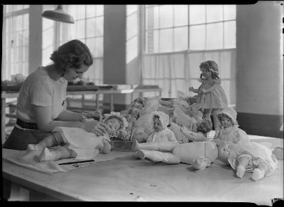 Holyoke, Massachusetts - Paragon Rubber Co. and American Character Doll. Dressing and packing dolls. - NARA - 518344