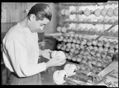 Holyoke, Massachusetts - Paragon Rubber Co. and American Character Doll. Setting eyes in sleeping dolls (Jewish)... - NARA - 518350