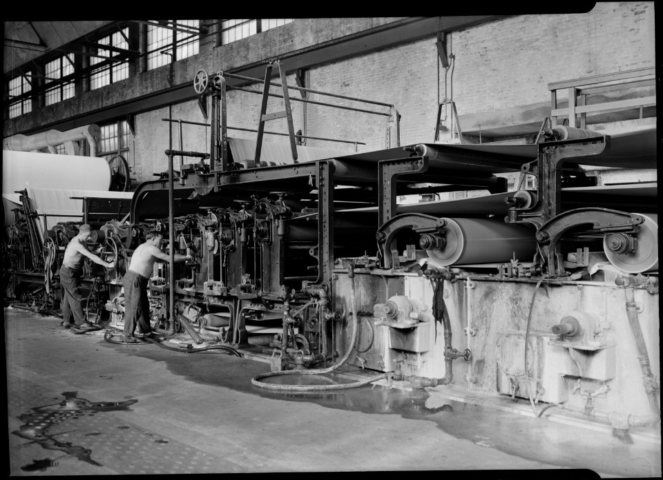 Holyoke, Massachusetts - Paper. American Writing Paper Co. Cyliner machine (making matchboard). - NARA - 518335