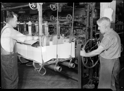 Holyoke, Massachusetts - Paper. William Skinner and Sons. Large duplex cutter. - NARA - 518326
