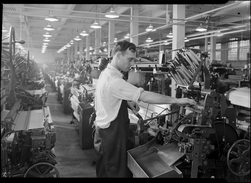 Holyoke, Massachusetts - Silk. William Skinner and Sons. Automatic loom (Skinner Mill) - NARA - 518303