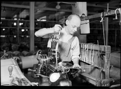 Holyoke, Massachusetts - Silk. William Skinner and Sons. Doubling (close up) (piecing up the end^) - NARA - 518306