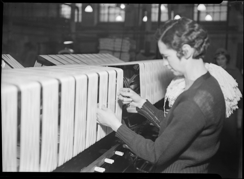 Holyoke, Massachusetts - Silk. William Skinner and Sons. Reeling raw slik (sic) from bobbin into skein. - NARA - 518322