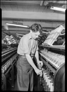 Holyoke, Massachusetts - Silk. William Skinner and Sons. Doffing. - NARA - 518307