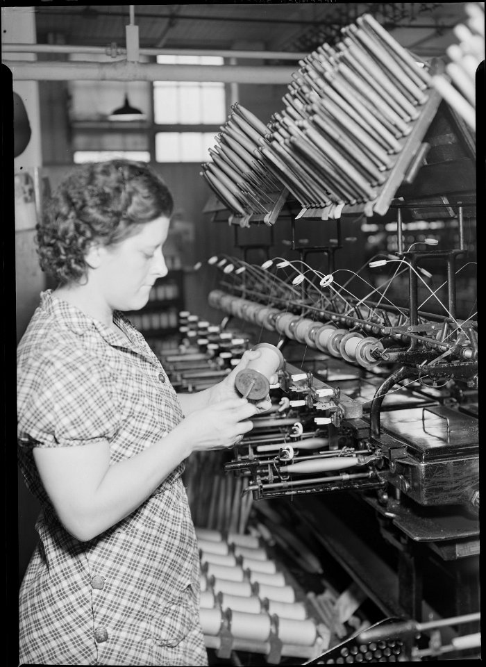 Holyoke, Massachusetts - Silk. William Skinner and Sons. Quilling crepe. - NARA - 518309