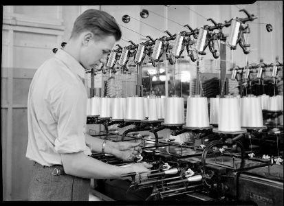 Holyoke, Massachusetts - Silk. William Skinner and Sons. Quilling rayon. - NARA - 518314