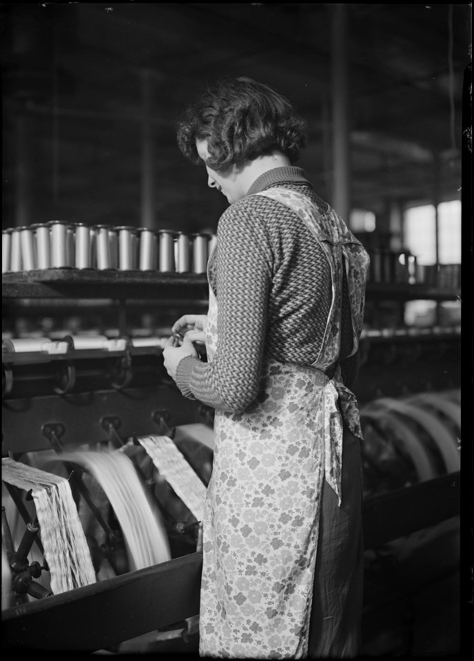 Holyoke, Massachusetts - Silk. William Skinner and Sons. Winding raw silk from skein to bobbin. - NARA - 518324