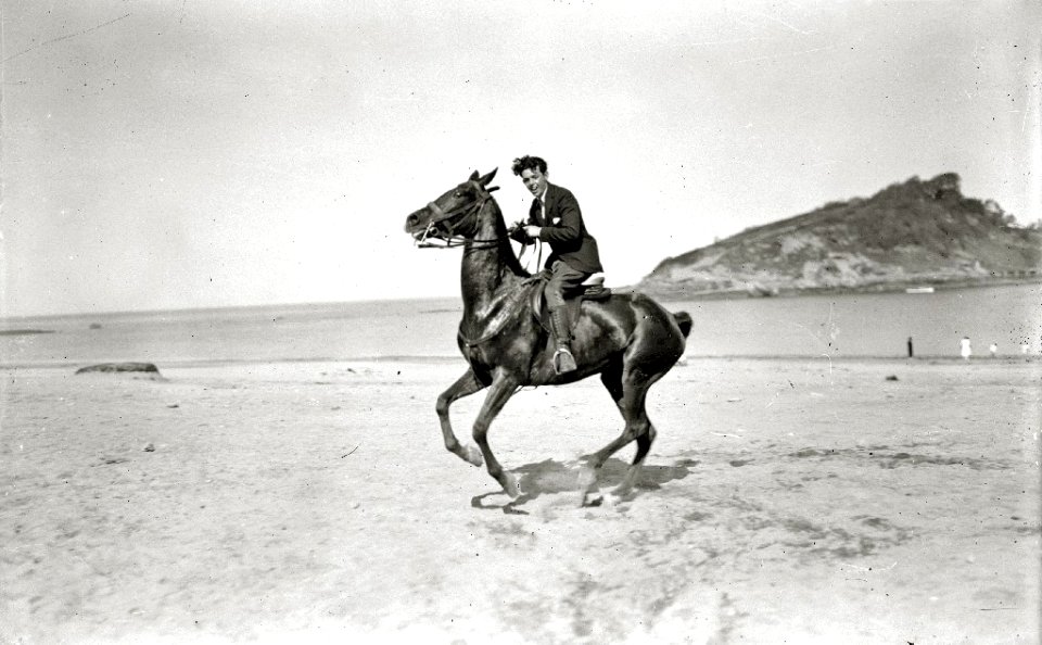 Hombre a caballo en la playa de Ondarreta (2 de 4) - Fondo Car-Kutxa Fototeka