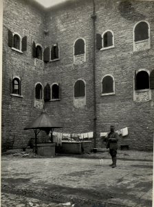 Hof der Kaserne Interotto. Aufgenommen am 5. Juni 1916. (BildID 15534392)