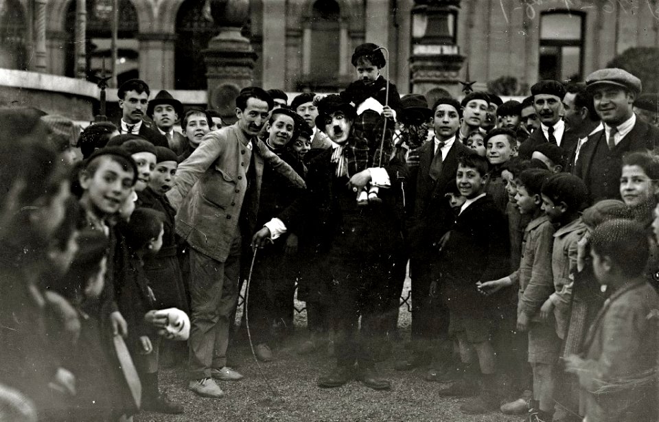 Hombre disfrazado de Charlot delante del Gran Casino de San Sebastián (2 de 2) - Fondo Car-Kutxa Fototeka