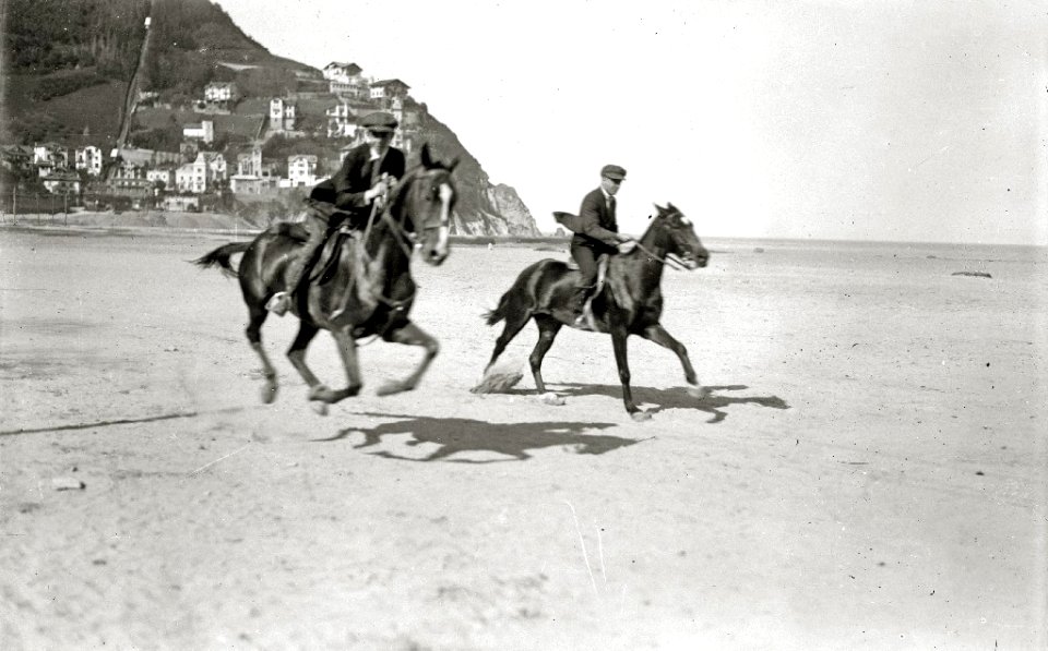 Hombre a caballo en la playa de Ondarreta (4 de 4) - Fondo Car-Kutxa Fototeka