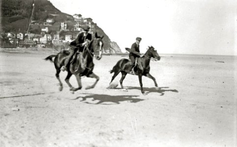 Hombre a caballo en la playa de Ondarreta (4 de 4) - Fondo Car-Kutxa Fototeka