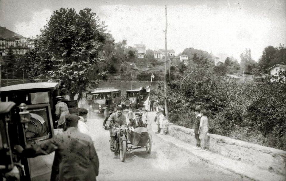Hombres montados en una moto con sidecar por las calles de Hernani (1 de 2) - Fondo Car-Kutxa Fototeka