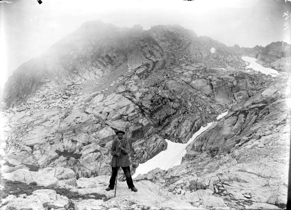 Home ascendint el Gran Tuc de Colomèrs (AFCEC SOLER D 1014)