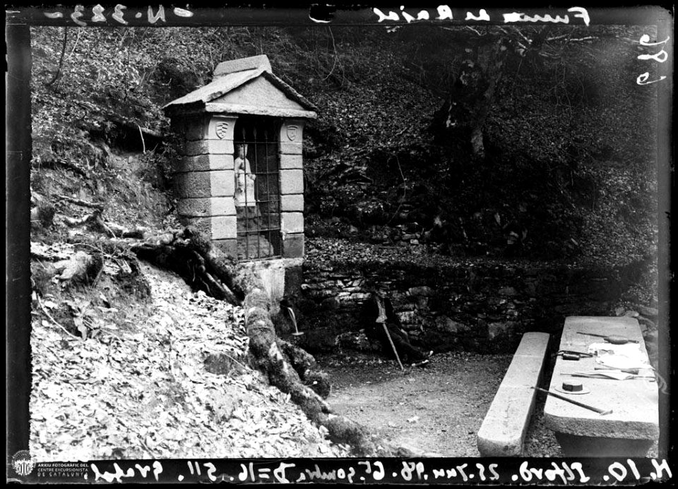 Home assegut a la font de Rajols a Tavertet