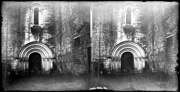 Home davant la porta principal del Monestir de Sant Benet de Bages