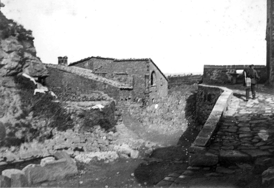 Home en un carrer d'Ardèvol (AFCEC EMC X 6629)