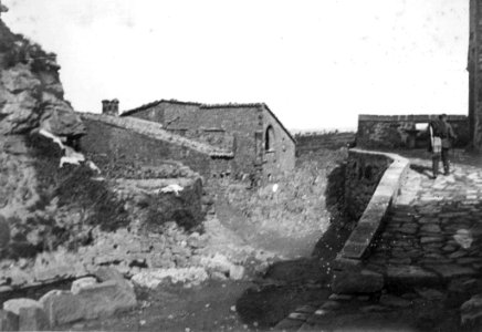 Home en un carrer d'Ardèvol (AFCEC EMC X 6629)