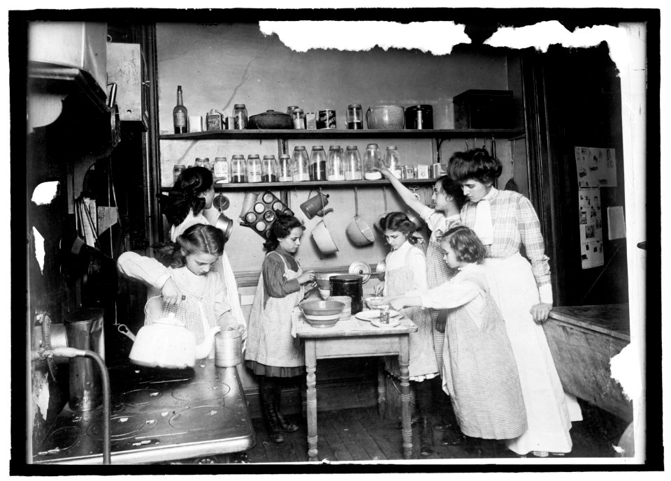 Home economics in public schools, kitchen in housekeeping flat, New York LCCN2016821213