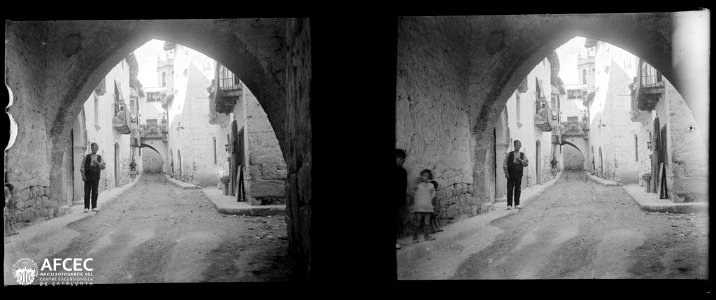 Home en un carrer del poble de Cretes