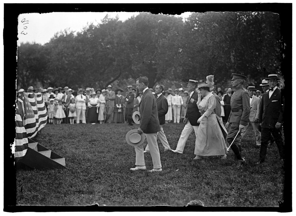HOME GUARD. ORGANIZATION OF GOVERNMENT CLERKS, D.C. PRESIDENT AND MRS. WILSON, COL. HARTS, ETC. ARRIVING FOR REVIEW LCCN2016868065