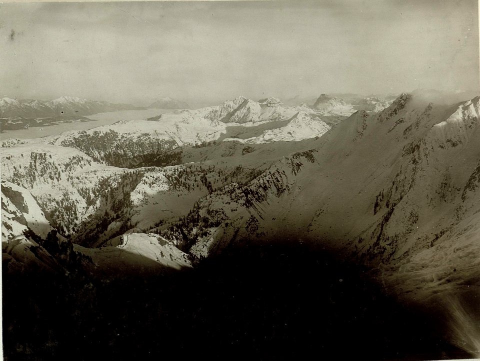 Hoher Trieb. Links unten Weg und Drahtverhaue am Ostgrate der Köderköpfe. (BildID 15464046)