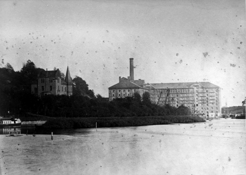 Holsatiamühle (Bildmitte) und Baltische Mühle in der Schwentinemündung (Kiel 51.912)