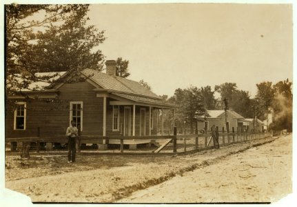 Home of Kettles family. Housing conditions in the mill settlement at Magnolia, Miss. are good. Working conditions are good also. LOC nclc.02091