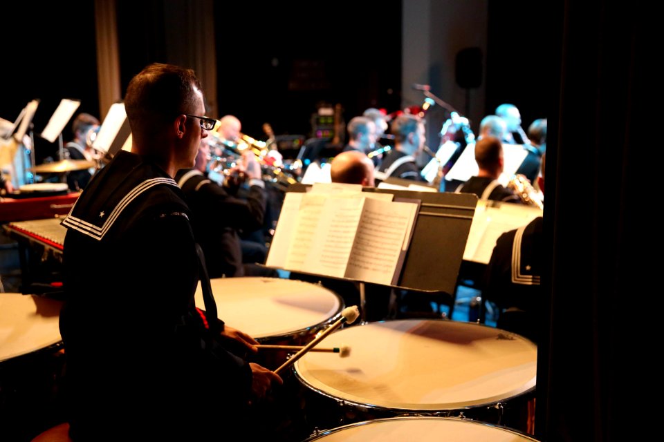 Holiday concert 141214-N-DC740-093