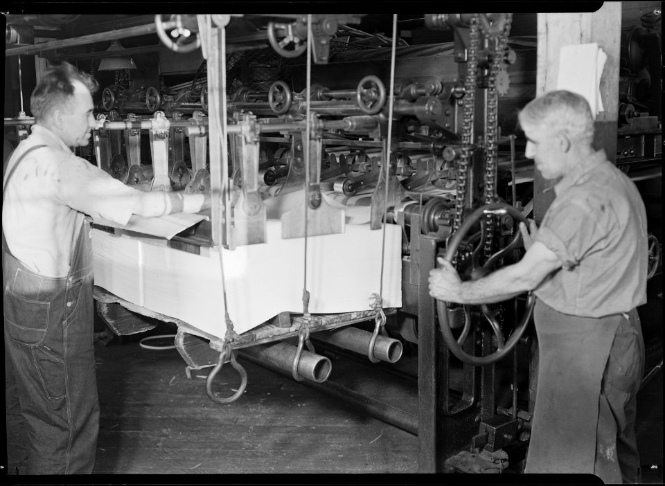 Holyoke, Massachusetts - Paper. William Skinner and Sons. Large duplex cutter. - NARA - 518326