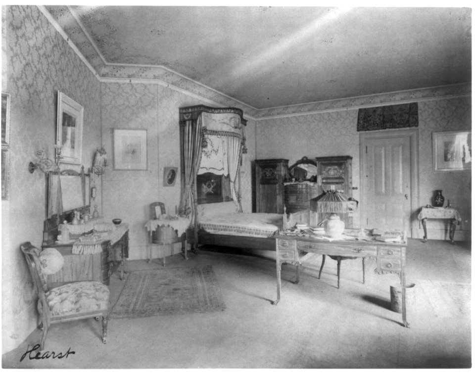 Home of Phoebe Apperson Hearst (widow of George Hearst) at 1400 New Hampshire Ave., NW, Washington, D.C. LCCN2001698357