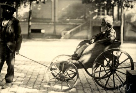 Homem idoso em pequena carruagem (1) - Vincenzo Pastore photo