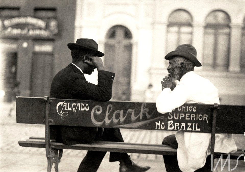 Homens conversando em banco de praça - Vincenzo Pastore