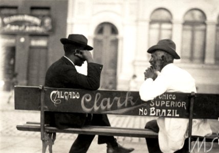 Homens conversando em banco de praça - Vincenzo Pastore photo