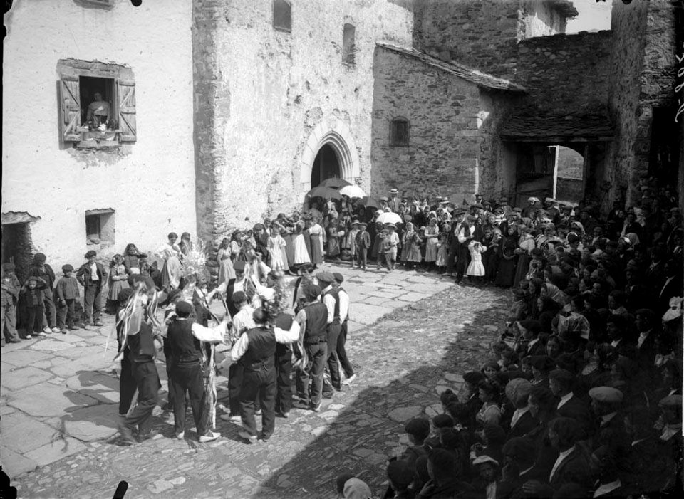 Homes ballant i públic al santuari de Guayente (AFCEC SOLER D 0802)