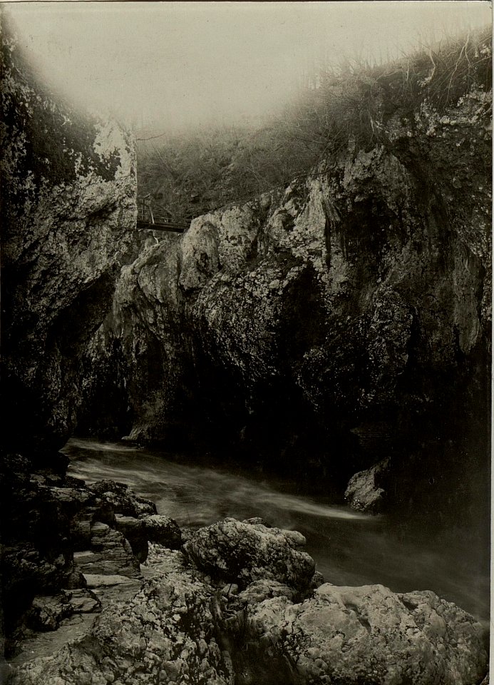 Holzsteg über den Isonzo mit Wachposten unweit St. Lucia. (BildID 15465964)