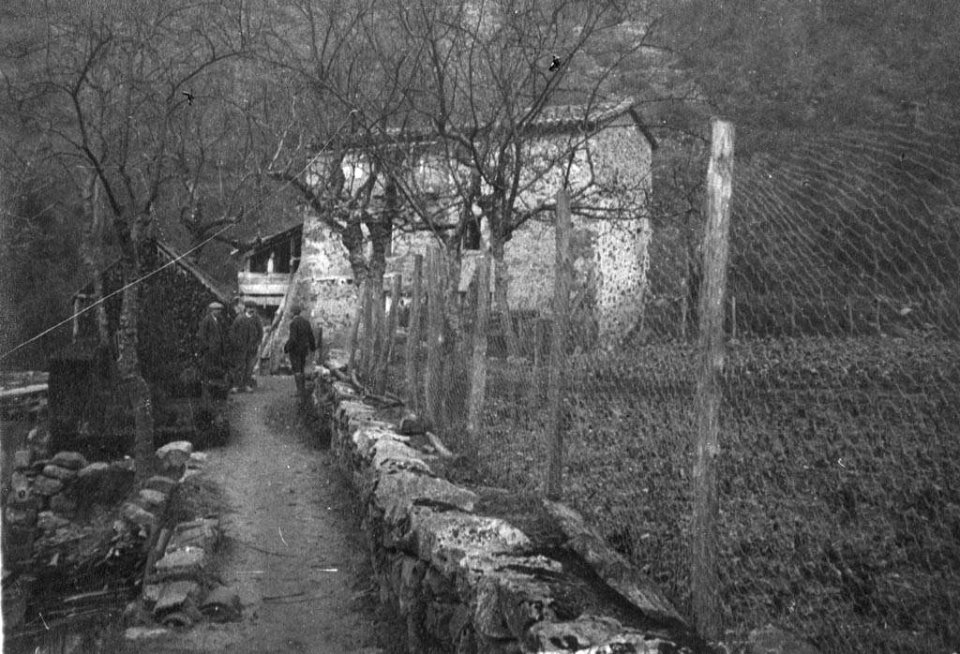 Homes en un camí prop del molí de Sant Aniol