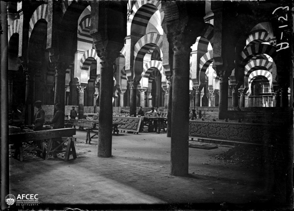 Homes a l'interior de la catedral-mesquita de Còrdova